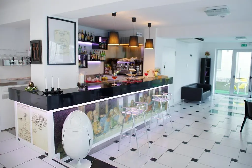 צ'סנטיקו Hotel Leonardo