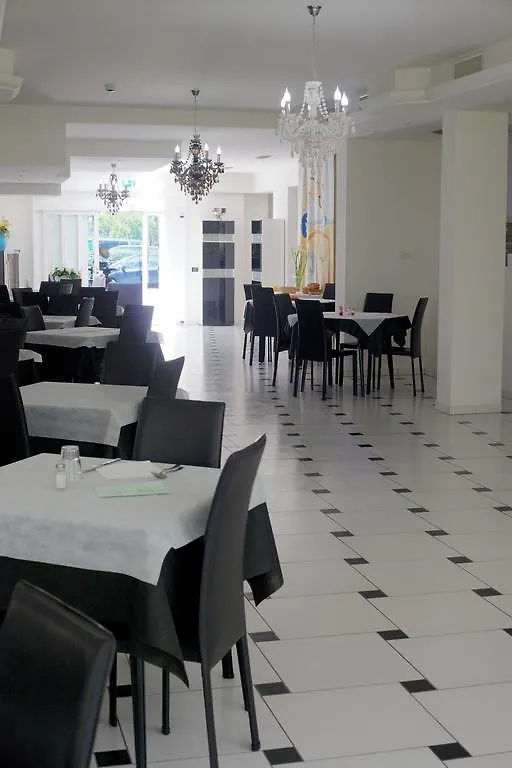 צ'סנטיקו Hotel Leonardo 3*,  איטליה